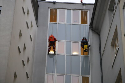 In Aue seilt sich der Nikolaus vom Krankenhausdach ab - Vom Dach der Kinderstation des Helios-Klinikums Aue seilten sich die Männer der Höhenrettungsgruppe Aue-Schwarzenberg ab.