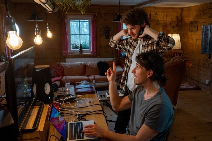 In Berghütte entstehen neue Lieder - Hatten sich in eine Hütte im böhmischen Teil des Vogtlandes zurückgezogen, um gemeinsam an Songs für ihre nächste CD zu arbeiten: Leander Gronem (hinten) und Christian Nestler. Zusammen stehen sie als Leander und der Andere auf der Bühne; das nächste Mal am 18. März im Kleinkunstkanapee in Rodewisch. 