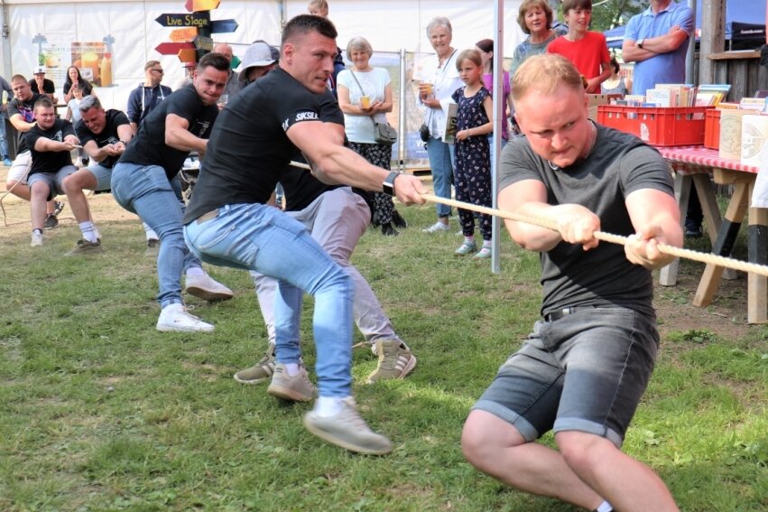 Muskelspiele: Beim Tauziehen Jugendclub (im Bild) gegen Dorf hat sich das Club-Team durchgesetzt.
