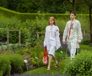 In Bio-Baumwolle zum Design-Preis-Sieg - Laufsteg Gartenweg: Models führen Mode von Mode-Design-Student Lars Witkowski vor. Die Kleidung ist in Bio-Baumwolle sowie Jersey gefertigt, genderneutral und durch einen floralen Aufdruck gekennzeichnet.