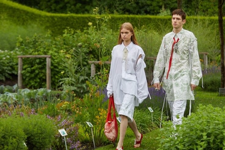 Laufsteg Gartenweg: Models führen Mode von Mode-Design-Student Lars Witkowski vor. Die Kleidung ist in Bio-Baumwolle sowie Jersey gefertigt, genderneutral und durch einen floralen Aufdruck gekennzeichnet.