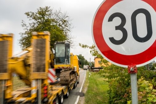 Seit Freitag darf auf der Hauptstraße in Börnichen teilweise nur noch mit 30 Stundenkilometern gefahren werden. 