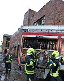 In Brache steht ein Sessel in Flammen - In einer Industriebrache brannte ein Sessel, das zog einen Feuerwehreinsatz nach sich. 