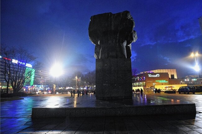 In Chemnitz gehen die Lichter aus: So will die Stadt Energie sparen - Auch das Karl-Marx-Monument soll abends und in der Nacht künftig nicht mehr angestrahlt werden. 