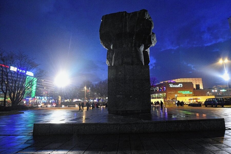 Auch das Karl-Marx-Monument soll abends und in der Nacht künftig nicht mehr angestrahlt werden. 