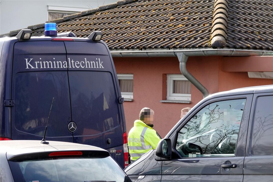 In Chemnitz getöteter Kardiologe: Opfer und Täter kannten sich offenbar - Kleinertz war tot in der Dachgeschosswohnung eines Mehrfamilienhauses gefunden worden. Mehrmals war die Kriminaltechnik vor Ort, um Spuren zu sichern.