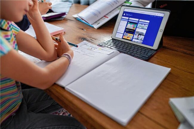 In Coronazeit schnitten Schüler bei Intelligenztest schlechter ab - Lernen im Home Schooling: Welche Auswirkungen hat die Pandemie auf die Intelligenz von Schülern, fragten sich Wissenschaftler der TU Chemnitz und deren Kollegen aus Trier. 