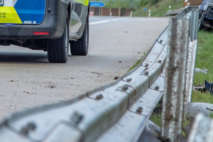 In Crimmitschau führt ein Ausweichmanöver zu einem Unfall mit Totalschaden - Immer wieder kommt es vor, dass Leitplanken bei Unfällen beschädigt werden.