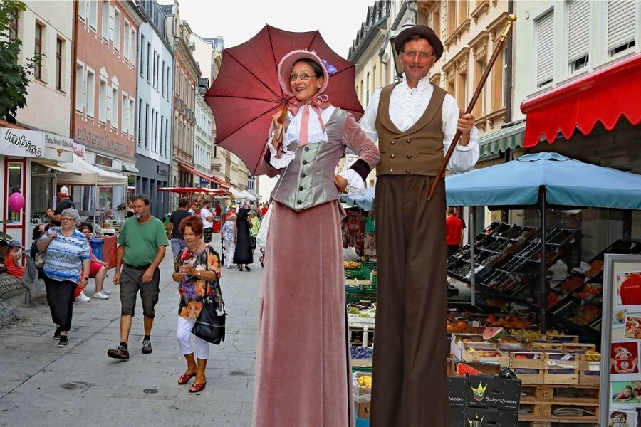 Dieses Besucherpaar hatte in der Fußgängerzone eine besondere Perspektive auf das Crimmitschauer Marktfest.
