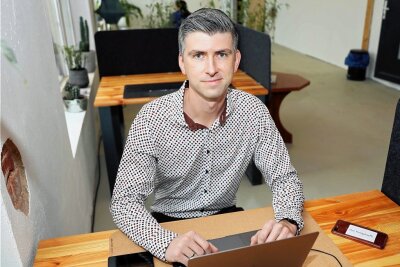 In Crimmitschau können jetzt Arbeitsplätze gemietet werden - Tobias Haertel aus Lichtentanne ist mit seinem mobilen Büro einer der ersten Nutzer des neuen Coworking Space in Crimmitschau. Der 38-Jährige startet in der Immobilienbranche neu durch. 