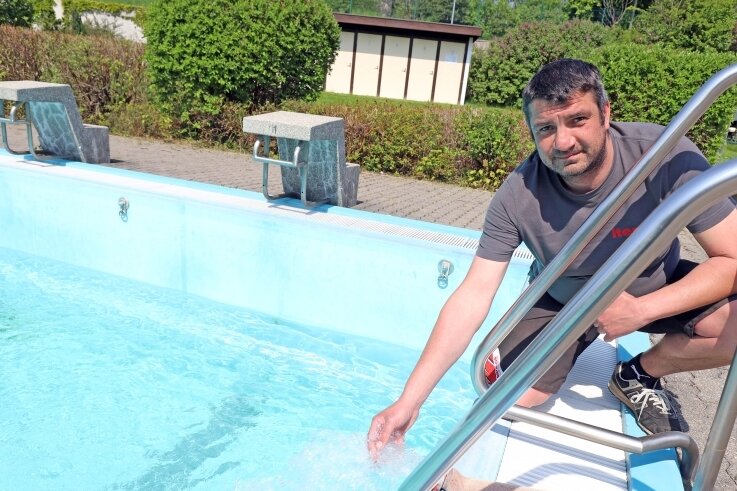 In den Becken ist schon frisches Wasser - Wasser marsch im Romanusbad Siebenlehn: Marcel Säurich bei letzten Vorbereitungen für die Baderöffnung.