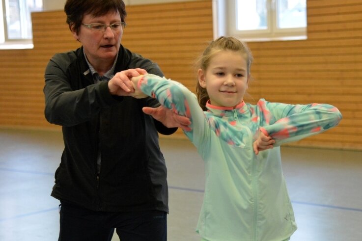 In den Ferien geht's rund - Trainerin Daniela Thomas zeigt der achtjährigen Nele Queck aus Auerbach die richtige Haltung beim Ballwurf. 