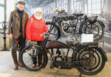 In den französischen SIC schlägt das Herz von DKW - Reinhart Päßler und Annelie Albrecht, die beide vor 60 Jahren einen Ausbildungsberuf im Motorradwerk MZ ergriffen, trafen sich jüngst im Deutschen Enduro Museum wieder. An diesem Ort bereichert die 100-jährige SIC mit DKW-Lizenzmotor derzeit die DKW-Sonderausstellung. 