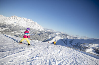 In den Winterferien auf die Piste: Das ist bei Skikursen für Kinder zu beachten - Florian Schuh/dpa-tmn