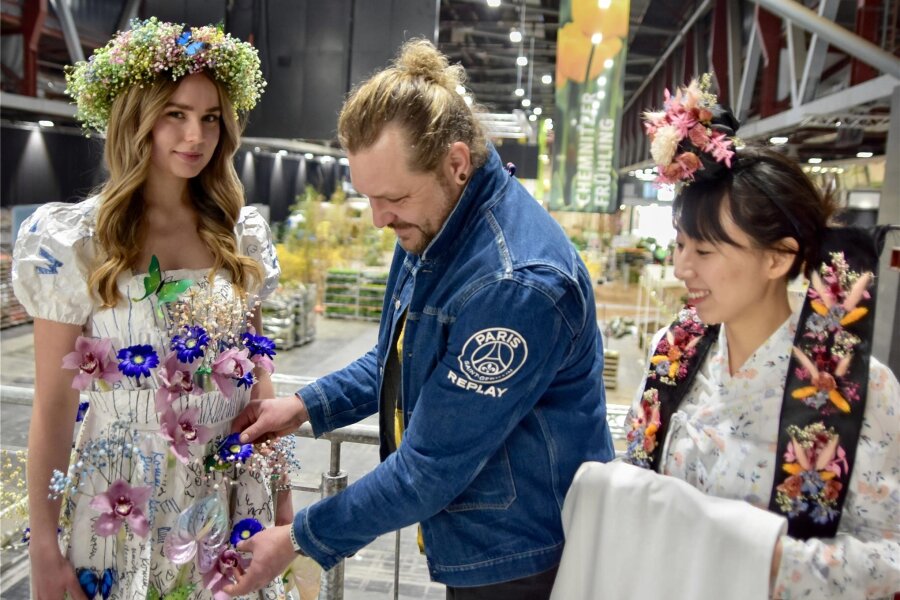 In der Chemnitzer Messe grünt und blüht es - Floristmeister David Gehrisch kreiert dieses Jahr zum ersten Mal auf der Messe „Chemnitzer Frühling“ florale Kleider.