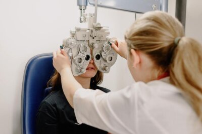 In der Endlos-Warteschleife für einen Termin: Augenarzt-Patienten aus Zwickau am Verzweifeln - 