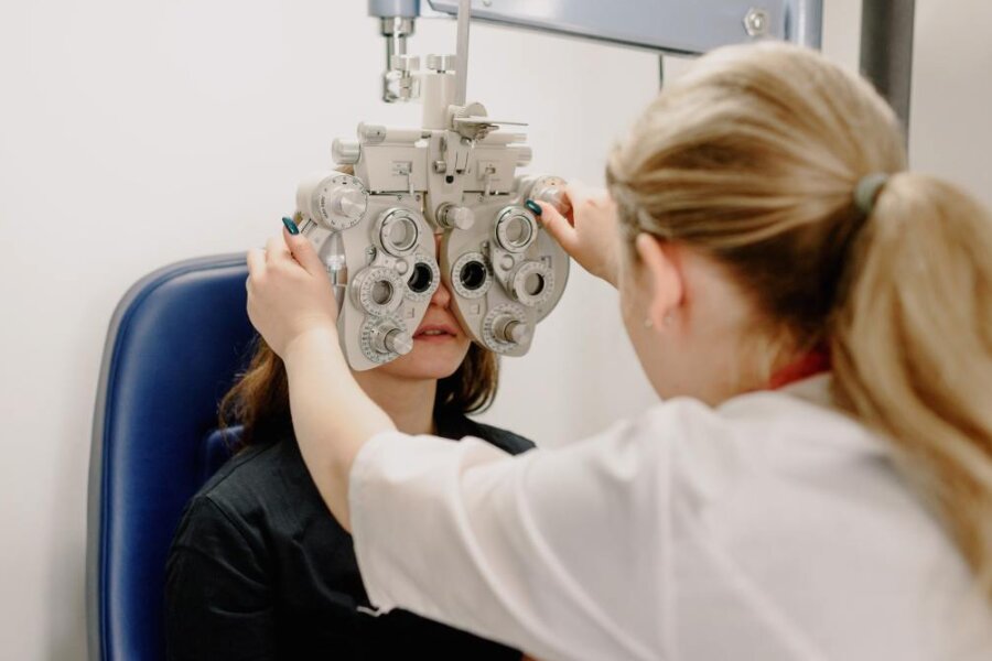 In der Endlos-Warteschleife für einen Termin: Augenarzt-Patienten aus Zwickau am Verzweifeln - 