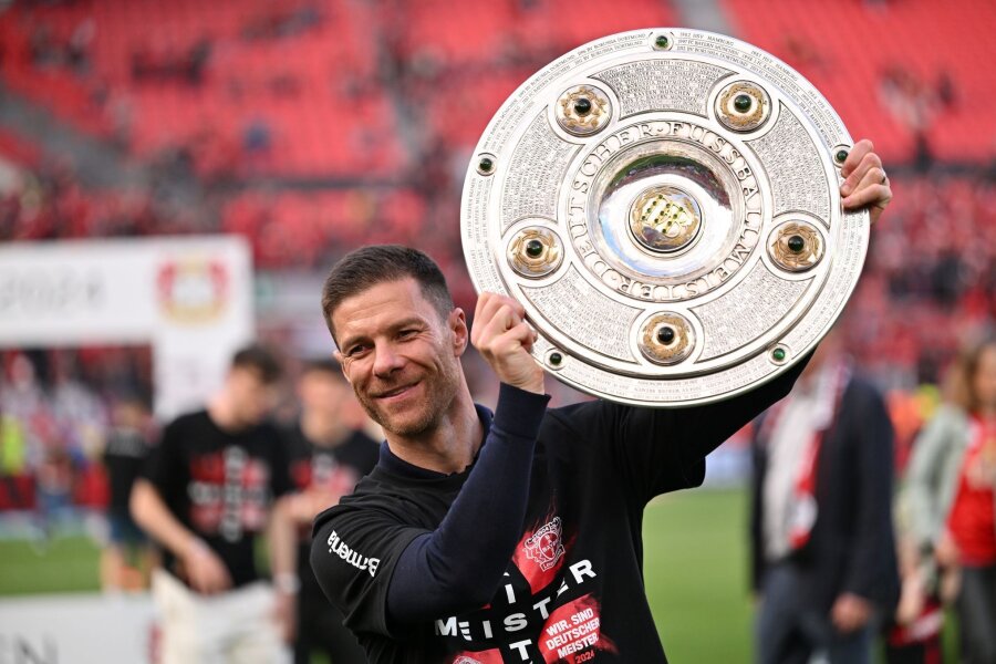 "In der Geschichte verewigt": Werkself mit historischem Jahr - 28 Siege und sechs Unentschieden: Leverkusen-Trainer Xabi Alonso jubelt mit der Meisterschale.