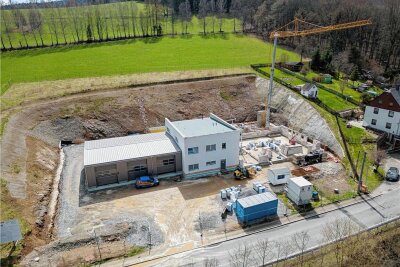 In der Krise: Vor Bergstadt im Erzgebirge türmt sich Schuldenberg auf - Das Feuerwehrdepot in Steinbach wird deutlich teurer als gedacht. Die neue Rettungswache direkt daneben ist inzwischen auch im Bau.