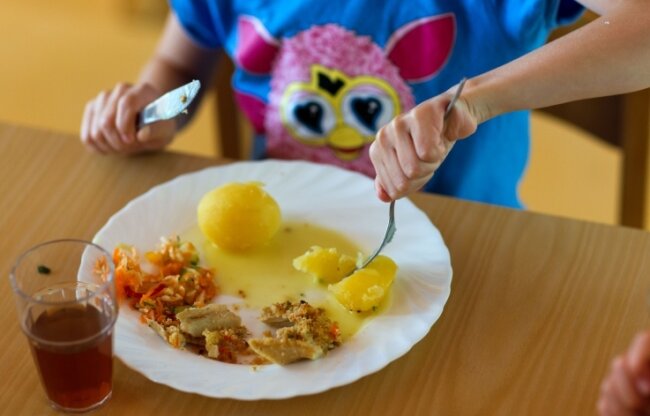 In der Grundschule essen derzeit fast alle Schülerinnen und Schüler mit Mittag. Das soll auch so bleiben. 