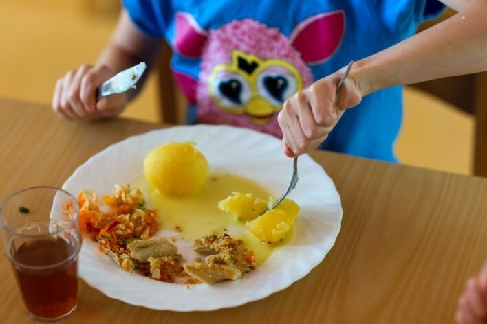 In der Grundschule essen derzeit fast alle Schülerinnen und Schüler mit Mittag. Das soll auch so bleiben. 