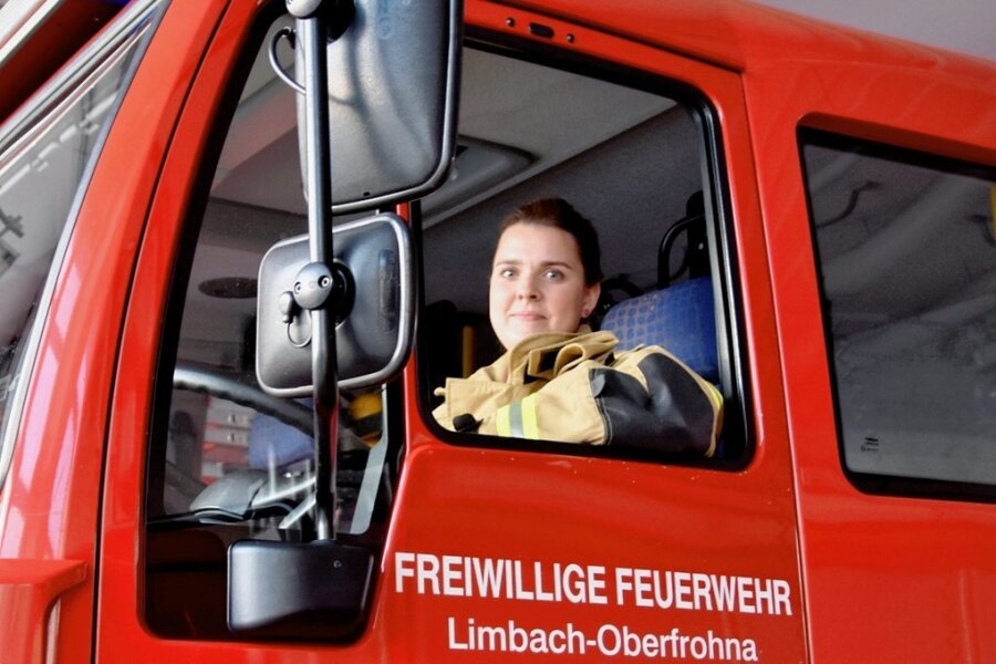 In der Limbacher Feuerwehr die Frau für die Pumpe und das Lkw-Lenkrad - Feuerwehrfrau Corina Brodhagen kann jetzt nicht nur den Lkw steuern...