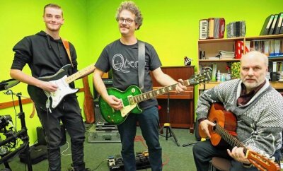 In der Musikschule darf jeder einmal ran - Gitarrenlehrer Markus Meiner (Mitte) bringt Benjamin Hirche (links) und Gerald Schmidt ein paar neue Griffe bei.