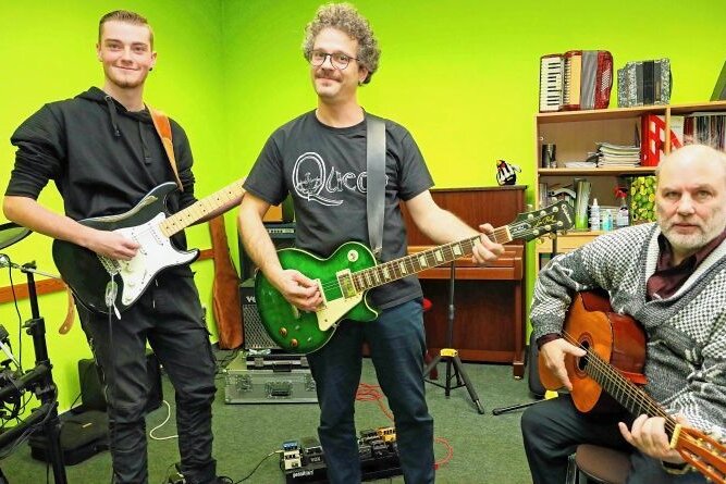 In der Musikschule darf jeder einmal ran - Gitarrenlehrer Markus Meiner (Mitte) bringt Benjamin Hirche (links) und Gerald Schmidt ein paar neue Griffe bei.