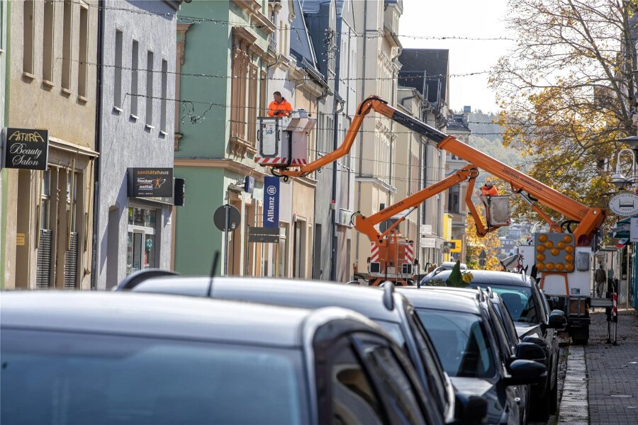 In der Plauener Innenstadt leuchten zur Weihnachtszeit LED-Lichterketten - Auf der Plauener Stresemannstraße wurde die Weihnachtsbeleuchtung erneuert. Künftig leuchten dort LED-Lichterketten.