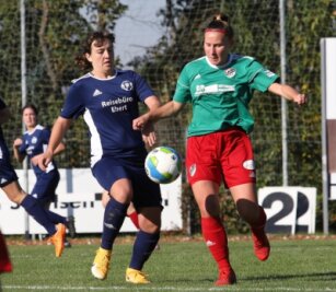 In der Regionalliga angekommen - Die Zwickauer Torschützin Daniela Mittag (links) im Zweikampf mit Anna Hornetz vom Magdeburger FFC. 
