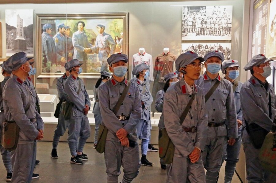 In der Schule der roten Helden - Eine Besuchergruppe im Revolutionsmuseum von Jinggangshan in China. Wohin sich einst Mao Tse-tung mit seinen roten Truppen zurückgezogen hatte, um den kommunistischen Volksaufstand zu planen, werden nun, mehr als 70 Jahre später, in einer Akademie Parteikader ideologisch auf Spur gebracht.