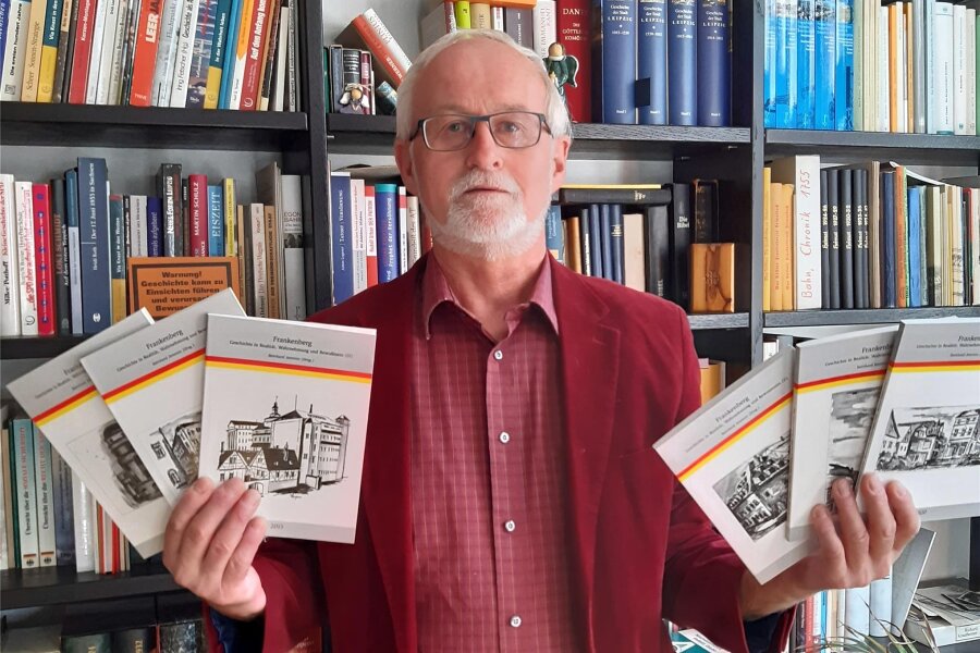In der Stadtbibliothek Frankenberg tobt „Der Kampf ums Silber“ - Reinhard Jeromin aus Frankenberg mit von ihm verfassten Büchern.