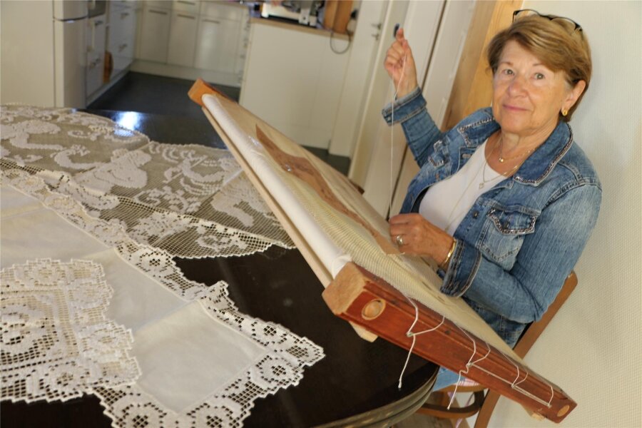 In der Staudtenmühle Thossen wird‘s vorgeführt: Wissen Sie, was Filetstopfen bedeutet? - Petra Spranger kennt sich mit historischer Handwerkskunst aus.