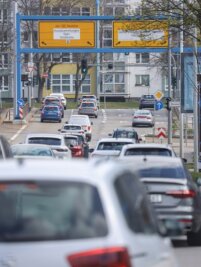 In der Staufalle: Streit um Verkehrs-Masterplan für Chemnitz - In kaum einer anderen deutschen Großstadt spielen Alternativen zum eigenen Auto insgesamt eine so geringe Rolle wie in Chemnitz. Ein erklärtes Ziel des Mobilitätsplans ist es, auch andere Verkehrsmittel zu stärken.