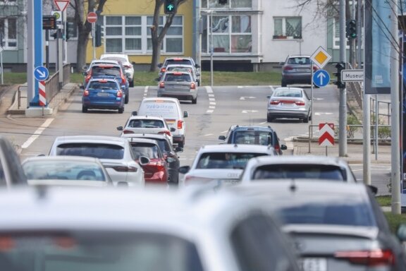 In der Staufalle: Streit um Verkehrs-Masterplan für Chemnitz - In kaum einer anderen deutschen Großstadt spielen Alternativen zum eigenen Auto insgesamt eine so geringe Rolle wie in Chemnitz. Ein erklärtes Ziel des Mobilitätsplans ist es, auch andere Verkehrsmittel zu stärken.
