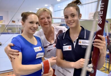 In der Turn-Weltspitze angekommen -  Die Chemnitzer Trainerin Gabi Frehse mit ihren Olympiakandidatinnen Sophie Scheder (links) und Pauline Schäfer. 