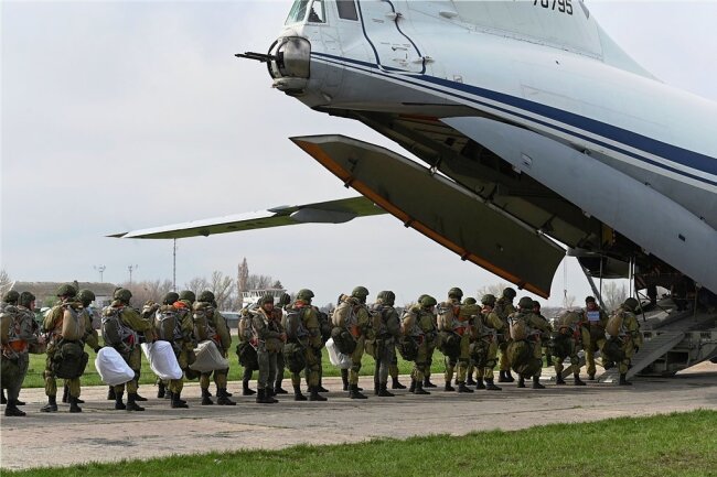 Russische Fallschirmjäger steigen in ein Flugzeug für Luftlandeübungen. Nach Angaben aus Kiew sind an der Grenze zur Ukraine 115.000 Soldaten zusammengezogen worden. 