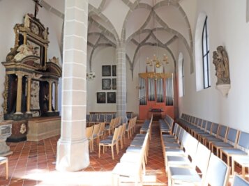 In der Winterkirche wird's jetzt warm - Die Annenkapelle mit dem Altar, der Winterhalter-Orgel und der neuen Bestuhlung. 