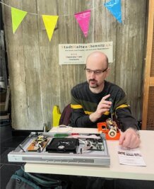 In diesem Chemnitzer Café bekommen kaputte Dinge eine neue Chance - Mike Hänig mit zwei Klassikern, die sich zur Reparatur gut eignen. Gerade tüftelt er an einem alten Rührgerät. 