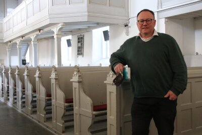 In diesem Gotteshaus wurde für die ZDF-Serie „Mandat für Mai“ gedreht: Was der Pfarrer der Limbacher Kirche zum TV-Event sagt - Martin Engler ist der Pfarrer der Limbacher Kirche.