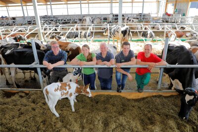 In diesem Stall haben Kühe ihre eigenen Roboter - Das Team der Agrargenossenschaft führt Besuchern den Roboterstall vor. Von links: Stefan Werner, Marleen Günther, Bernd Schmitt, Robert Exner und Yves Krone.