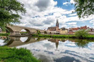 In diesen deutschen Städten bekommen Kurzurlauber am meisten für ihr Geld - Regensburg statt Regenwald: Die Stadt in der Oberpfalz lohnt sich besonders für einen Kurztrip.