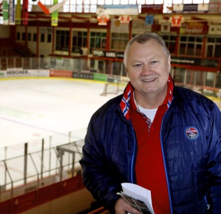 In Eishockey-Derby steckt viel Brisanz - Rolf Bielas auf der Sitzplatztribüne im Kunsteisstadion im Sahnpark. Als hier die Teams noch unter freiem Himmel spielten, erlebte er die ersten Derbys zwischen Crimmitschau und Selb. 