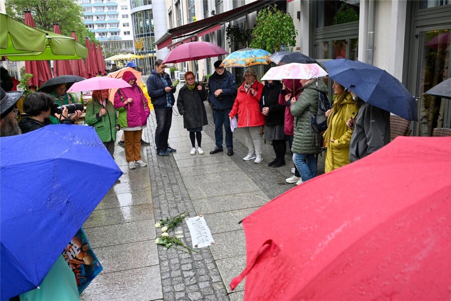 In Erinnerung an eine jüdische Familie: Schweigeminute in der Chemnitzer Innenstadt - In der Inneren Klosterstraße fand am Montag eine Gedenkveranstaltung für die Opfer des Holocaust statt. Dieses Jahr wurde der Familie Kupfermünz gedacht.