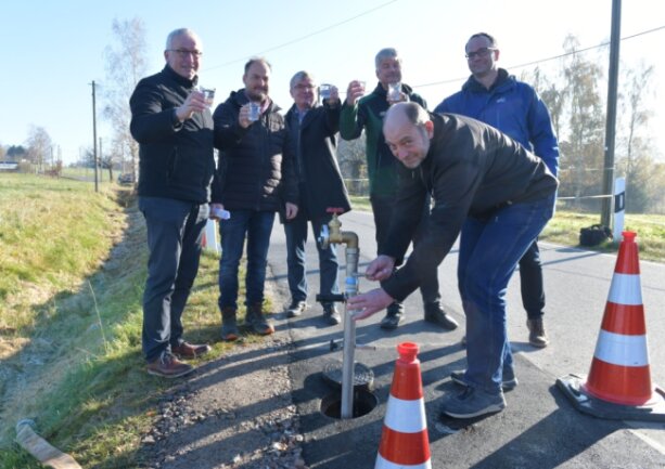 Ein Gläschen in Ehren: Heiko Götze vom Wasserzweckverband Freiberg zapfte am Freitag Trinkwasser aus der neuen Leitung im Halsbrücker Ortsteil Ehrlicht - damit wurde auf den Bau angestoßen. 