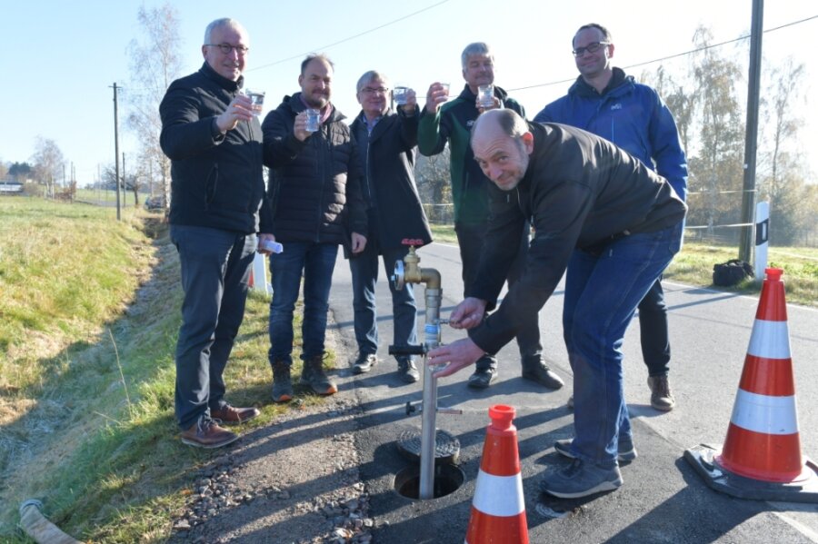 Ein Gläschen in Ehren: Heiko Götze vom Wasserzweckverband Freiberg zapfte am Freitag Trinkwasser aus der neuen Leitung im Halsbrücker Ortsteil Ehrlicht - damit wurde auf den Bau angestoßen. 
