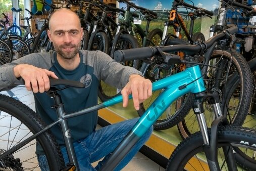 In Fahrradläden steigen Preise und Wartezeiten - Markus Hauptlorenz zeigt ein beliebtes Mountainbike für Damen in seinem Olbernhauer Fachgeschäft. 