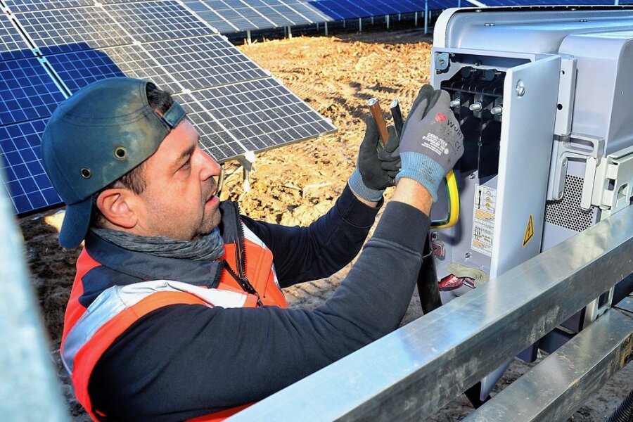 In Frankenberg entsteht ein neuer Solarpark - Ingo Daniel von der Firma Schoenergie verkabelt im bereits bestehenden Solarpark in Dittersbach einen Wechselrichter. Eine weitere Freiflächenanlage soll in der Nachbarschaft auf 14,2 Hektar entstehen. 