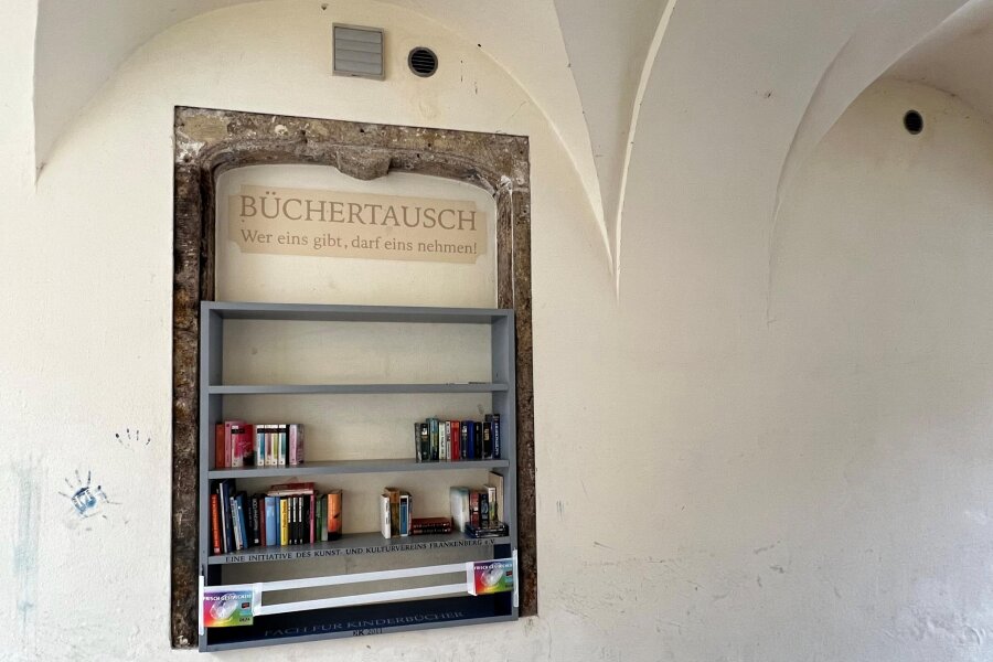 In Frankenberg sind auch kleine Leser willkommen - Das öffentliche Regal für den Büchertausch hat nun eine eigene Etage für Kinder, die diese selbst erreichen können.