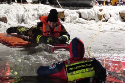 In Fraureuth gehen Rettungsschwimmer freiwillig im eiskalten Teich baden - Bei der Eisrettungsübung auf dem Fraureuther Feuerwehrteich stand der praktische Teil klar im Vordergrund.